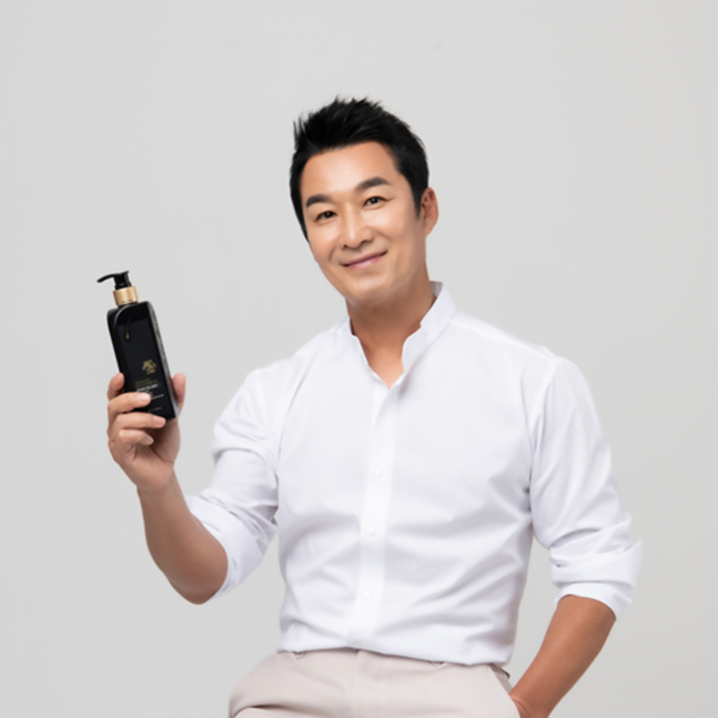 카론바이오 전속모델인 배우 이창훈. /사진=카론바이오