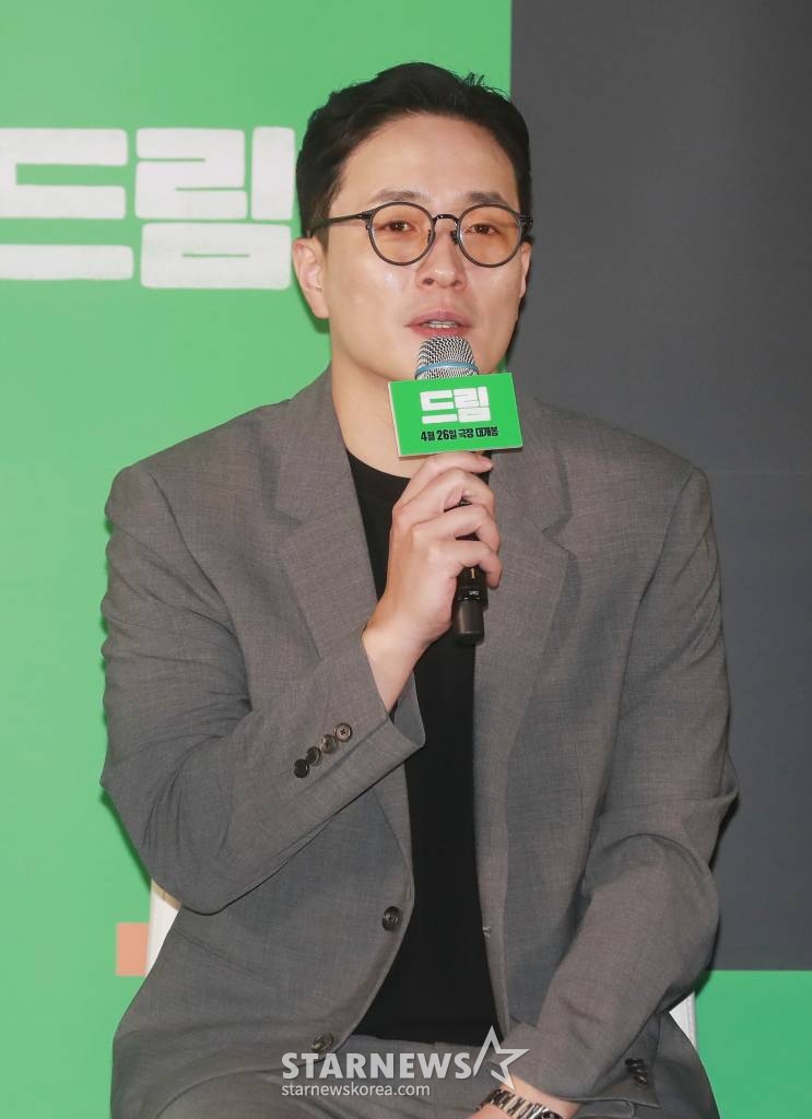 이병헌 감독이 30일 오전 서울 메가박스 성수점에서 진행된 영화 '드림'(감독 이병헌) 제잘발표회에 참석해 질문에 답하고 있다.  개념없는 전직 축구선수 홍대(박서준)와 열정 없는 PD 소민(이지은)이 오합지졸 선수들과 홈리스 월드컵에 도전하는 이야기를 유쾌하게 그린 코미디 영화 '드림'은 4월 26일 개봉한다. /2023.03.30 /사진=이동훈 기자 photoguy@