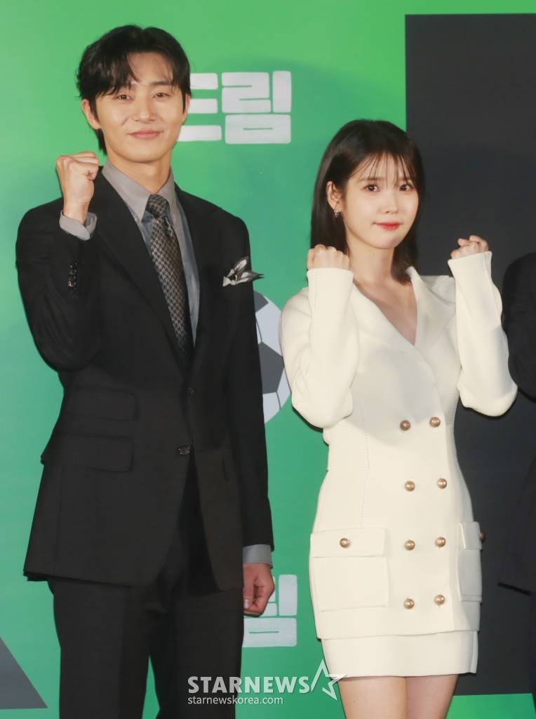 배우 박서준, 아이유가 30일 오전 서울 메가박스 성수점에서 진행된 영화 '드림'(감독 이병헌) 제잘발표회에 참석해 포즈를 취하고 있다. 개념없는 전직 축구선수 홍대(박서준)와 열정 없는 PD 소민(이지은)이 오합지졸 선수들과 홈리스 월드컵에 도전하는 이야기를 유쾌하게 그린 코미디 영화 '드림'은 4월 26일 개봉한다. /2023.03.30 /사진=이동훈 기자 photoguy@