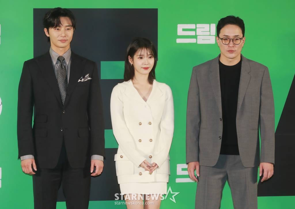 배우 박서준, 아이유, 이병헌 감독이 30일 오전 서울 메가박스 성수점에서 진행된 영화 '드림'(감독 이병헌) 제잘발표회에 참석해 포즈를 취하고 있다. 개념없는 전직 축구선수 홍대(박서준)와 열정 없는 PD 소민(이지은)이 오합지졸 선수들과 홈리스 월드컵에 도전하는 이야기를 유쾌하게 그린 코미디 영화 '드림'은 4월 26일 개봉한다. /2023.03.30 /사진=이동훈 기자 photoguy@