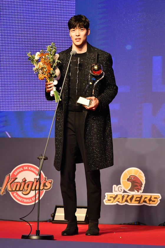 서울 SK 김선형이 30일 그랜드 인터컨티넨탈 서울 파르나스 그랜드볼룸에서 열린 정규리그 시상식에서 10년 만에 MVP를 차지한 뒤 소감을 말하고 있다. /사진=KBL 제공