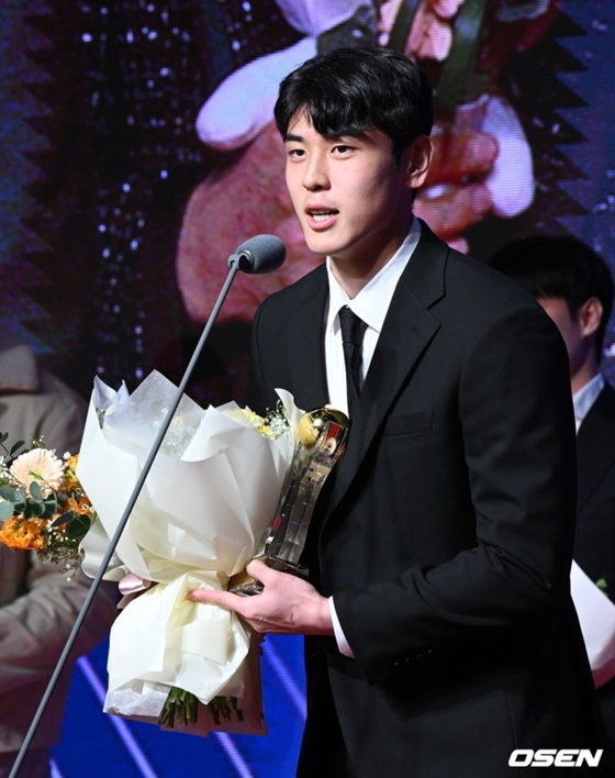 안양 KGC인삼공사 변준형이 30일 서울 강남구 삼성동 그랜드 인터컨티넨탈 서울 파르나스 그랜드볼룸에서 열린 프로농구 시상식에서 베스트5를 수상한 뒤 소감을 전하고 있다. /사진=OSEN