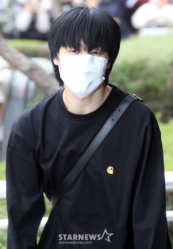 그룹 방탄소년단 지민이 솔로 앨범 'FACE'를 발매하고 24일 오후 서울 여의도 KBS 공개홀에서 진행되는 '뮤직뱅크' 사전녹화를 위해 도착하고 있다. 2023.03.24 /사진=임성균 기자 tjdrbs23@