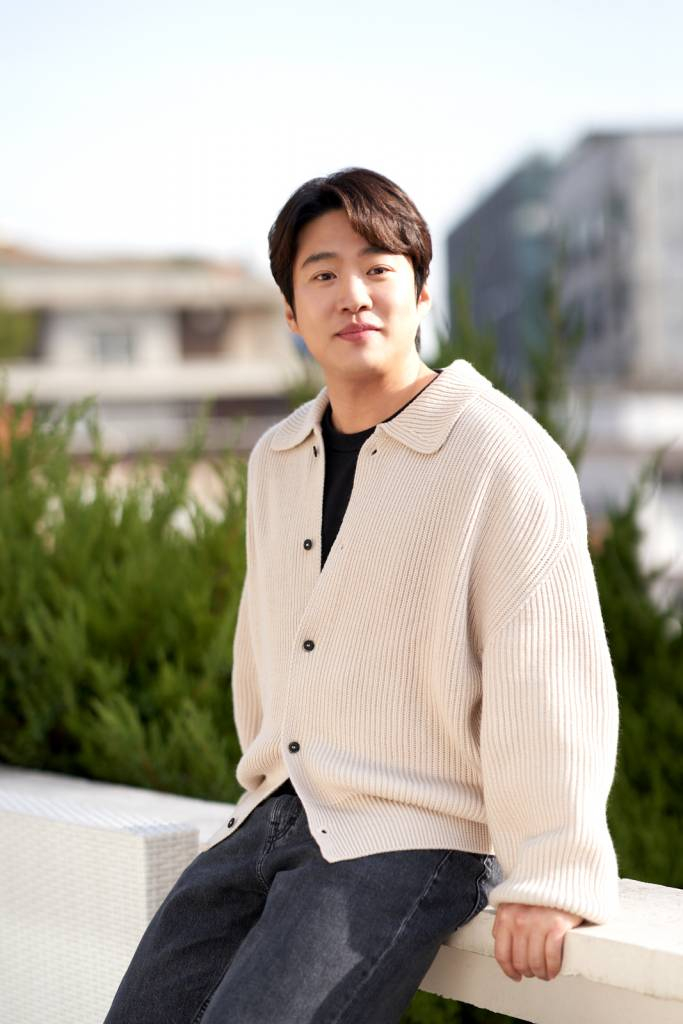 배우 안재홍이 29일 오전 서울 종로구 소격동의 한 카페에서 진행된 영화 '리바운드' 개봉 인터뷰를 위해 포즈를 취하고 있다. 안재홍은 극 중 전국대회 MVP 출신 부산중앙고 농구부의 신임 코치 강양현 역을 맡았다. '리바운드'는 2012년 전국 고교농구대회, 아무도 주목하지 않았던 최약체 농구부의 신임 코치와 6명의 선수가 쉼 없이 달려간 8일간의 기적 같은 이야기를 그린 감동 실화 영화. 내달 5일 개봉. / 사진제공 = 바른손이앤에이 /사진=김창현 기자 chmt@