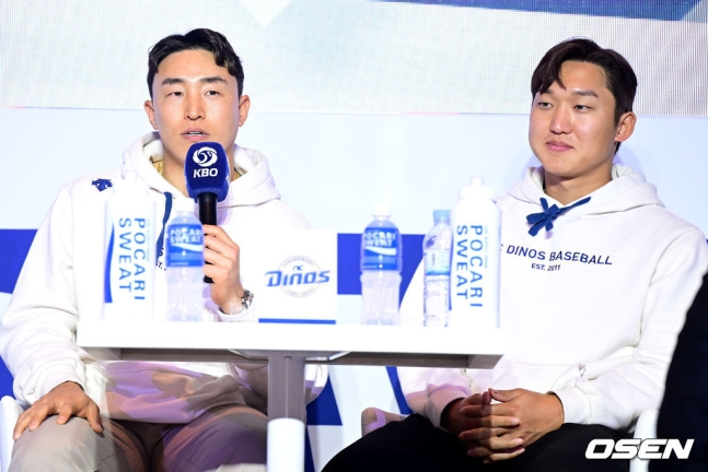 NC 손아섭(왼쪽)과 구창모가 30일 열린 미디어데이에 참석해 인사말을 전하고 있다.