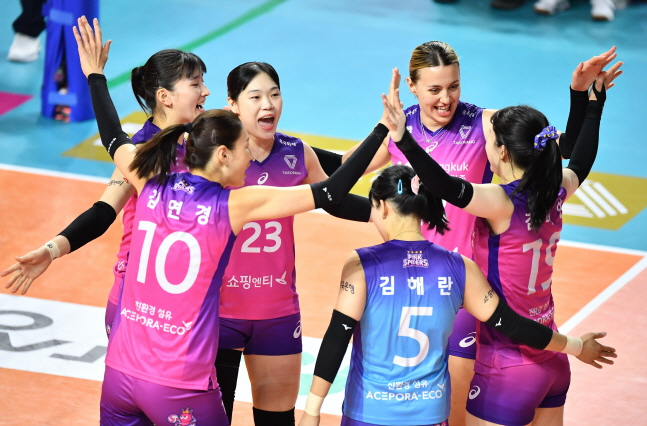 흥국생명 선수들이 31일 챔프전 2차전에서 득점한 뒤 함께 기뻐하고 있다. /사진=KOVO