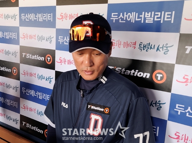 이승엽 두산 감독이 1일 롯데와 프로야구 개막전을 앞두고 취재진과 인터뷰를 하고 있다. /사진=안호근 기자