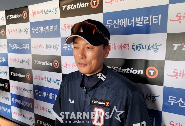 이승엽 두산 감독이 1일 롯데와 개막전을 앞두고 인터뷰를 하고 있다. /사진=안호근 기자