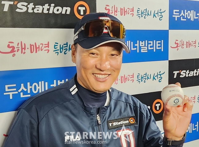 1일 롯데와 감독 데뷔전에서 승리 후 기념구를 들고 포즈를 취하고 있는 이승엽 두산 감독./사진=안호근 기자