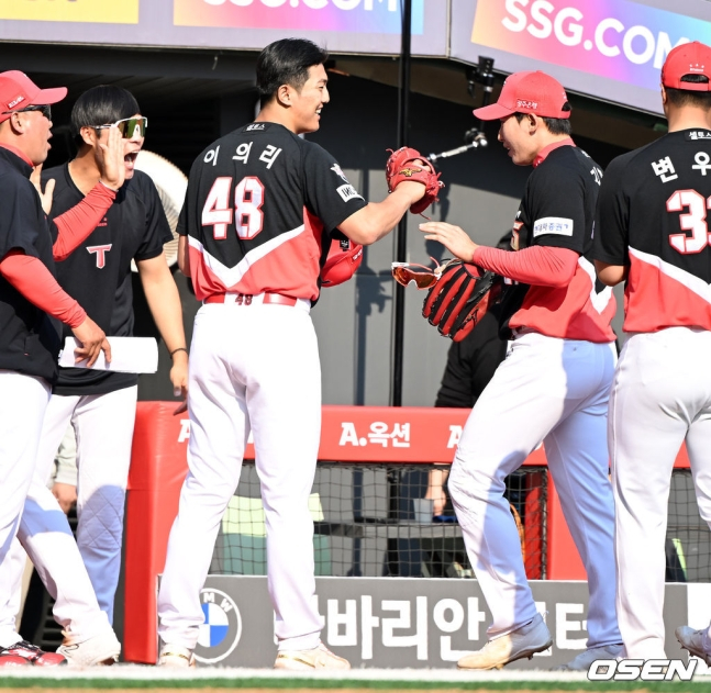 이의리(왼쪽)가 호수비 후 들어오는 김호령(오른쪽)을 반기고 있다.