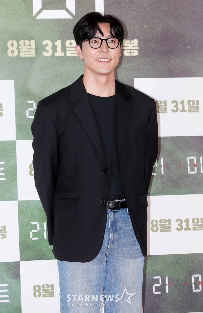 배우 이무생이 12일 오후 서울 강남구 삼성동 코엑스 메가박스에서 열린 영화 '리미트' VIP 시사회에 참석해 포즈를 취하고 있다.  '리미트'는 아동 연쇄 유괴사건 피해자 엄마의 대역을 맡은 생활안전과 소속 경찰 '소은'(이정현 분)이 사건을 해결하던 도중 의문의 전화를 받으면서 최악의 위기에 빠지게 되는 범죄 스릴러. 2013년 전작 '스파이'를 통해 국내 약 340만 명 이상의 관객을 동원하며 통쾌한 웃음과 액션 스케일로 극장가를 사로잡았던 이승준 감독 8년 만의 신작이다. 오는 31일 개봉. 2022. 08.12 /사진=김창현 기자 chmt@