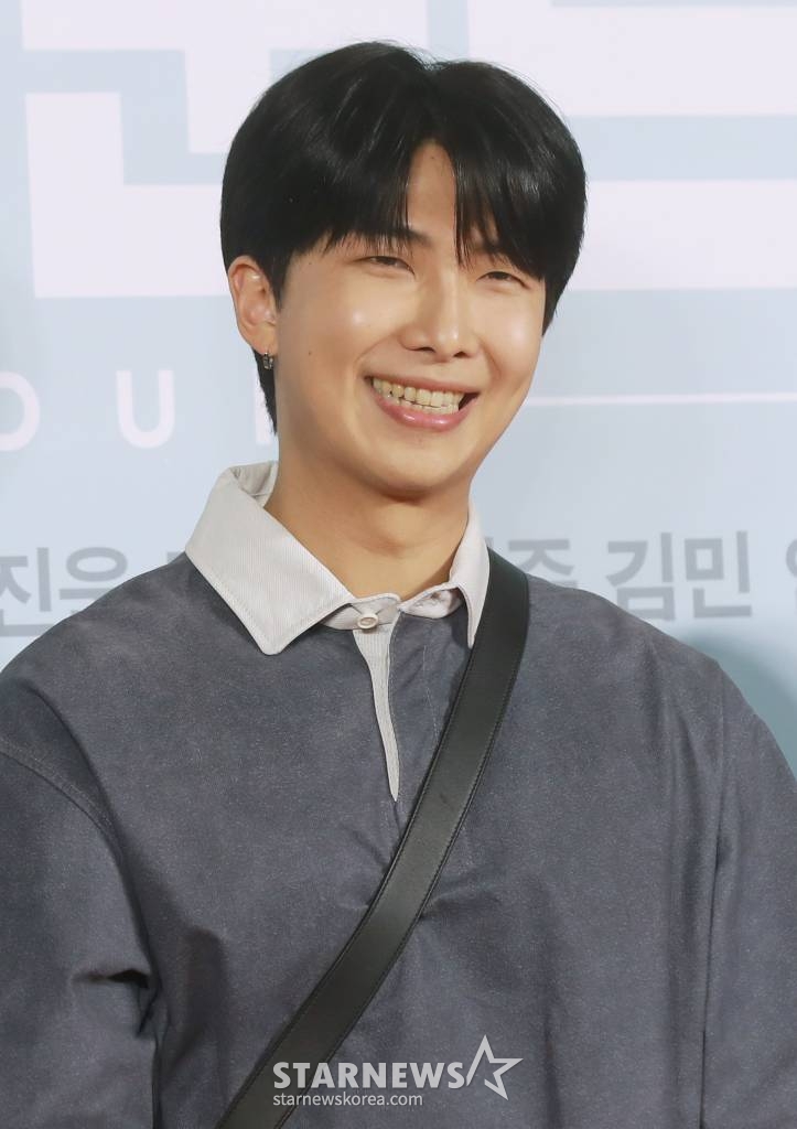 방탄소년단 RM이 3일 오후 서울 CGV용산아이파크몰에서 진행된 영화 '리바운드'(감독 장항준) VIP시사회에 참석해 포즈를 취하고 있다. /2023.04.03 /사진=이동훈 기자 photoguy@