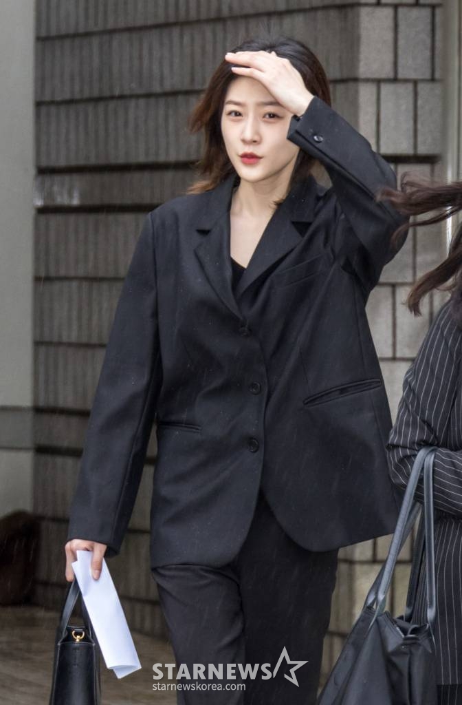 음주운전 사고로 물의를 일으킨 배우 김새론이 5일 오전 서울 서초구 중앙지방법원에서 열린 1심 선고공판을 마친 뒤 법원을 나서고 있다. /2023.04.05 /사진=이동훈 기자 photoguy@