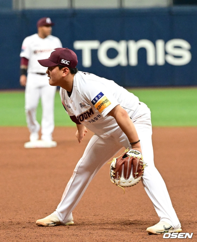 키움 1루수 김건희가 5일 서울 고척스카이돔에서 열린 LG와 2023 신한은행 SOL KBO리그 정규시즌 경기 7회초 강습 타구를 잡아내지 못하고 망연자실하고 있다.
