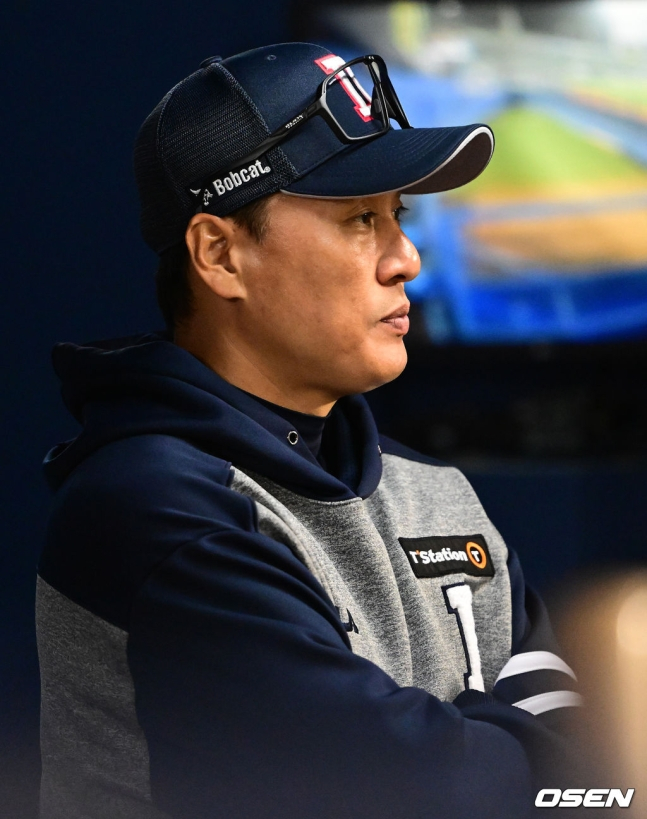 이승엽 두산 감독이 5일 잠실 NC전 도중 그라운드를 응시하고 있다.