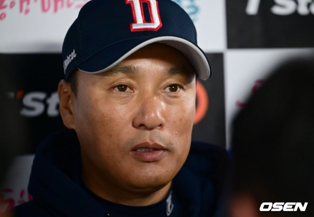 두산 이승엽 감독이 5일 잠실 NC전을 앞두고 취재진과 인터뷰를 하고 있다.