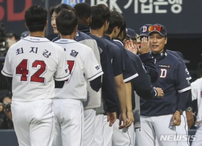 두산 이승엽 감독(맨 오른쪽)이 선수들과 하이파이브를 하고 있다. /사진=뉴시스