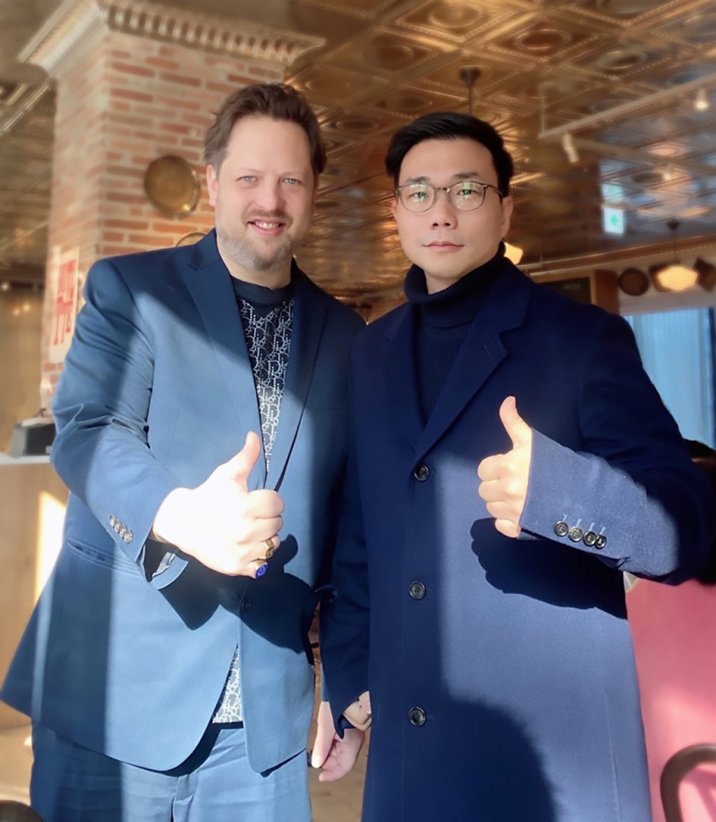 이샤이 개짓(Eshy Gazit) 인터트와인 뮤직 대표(왼쪽)와 김준홍 지비레이블 대표