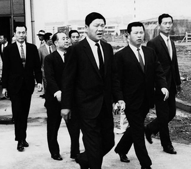 SK그룹이 창립 70주년을 맞아 최종건 창업회장과 최종현 선대회장의 어록집을 발간한다. 사진은 1969년 폴리에스터 원사 공장 준공식에 참석한 최종건 창업회장(오른쪽에서 세 번째)과 최종현 선대회장(오른쪽에서 두 번째).