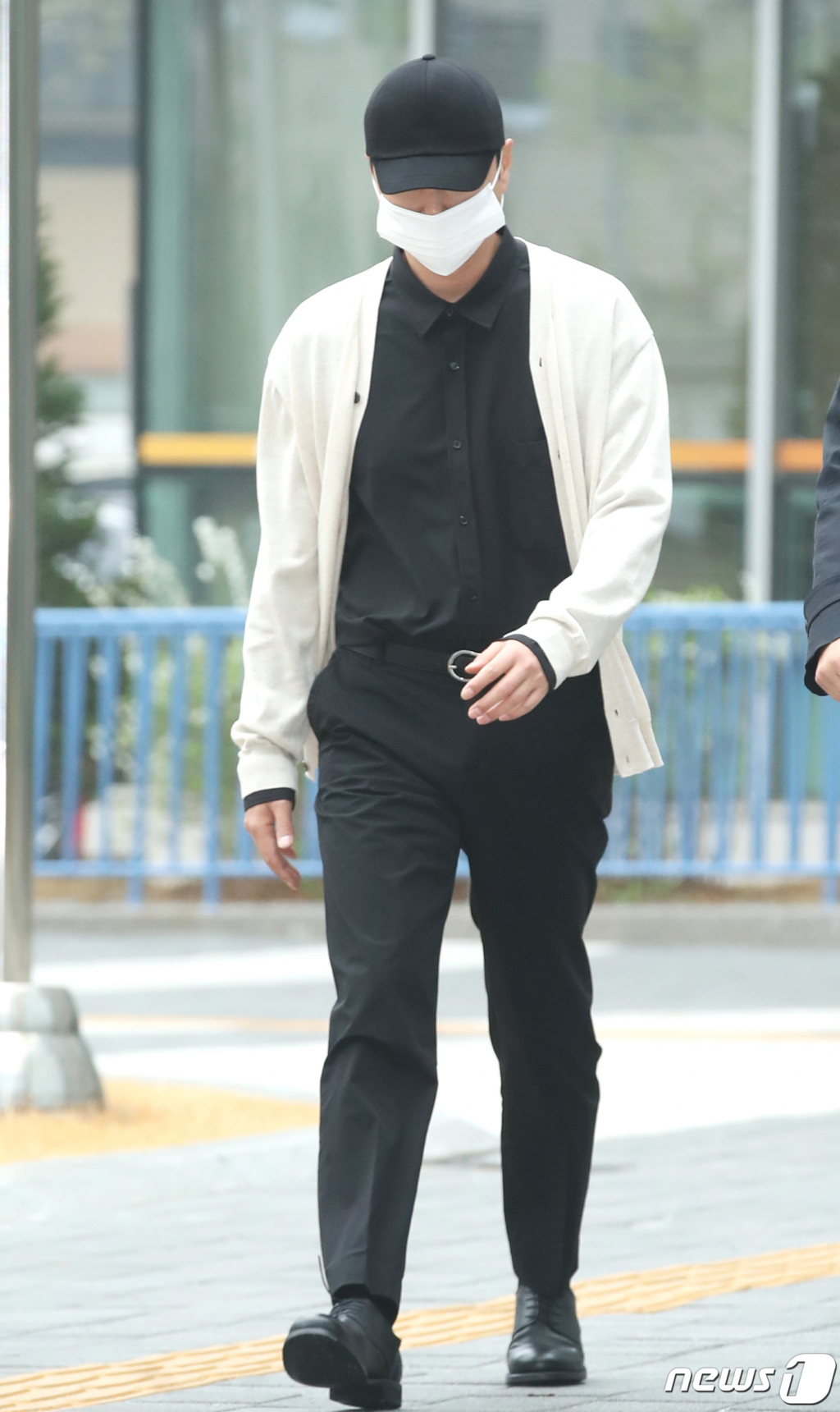 (서울=뉴스1) 권현진 기자 = 그룹 신화의 신혜성(44·본명 정필교)이 첫 공판을 위해 6일 오전 서울동부지방법원으로 들어서고 있다. 신혜성은 지난해 10월11일 서울 송파구 탄천2교 도로 한복판에서 음주측정을 거부한 혐의로 체포돼 도로교통법위반(음주측정거부) 및 자동차등불법사용 등의 혐의로 기소됐다. 2023.4.6/뉴스1 Copyright (C) 뉴스1. All rights reserved. 무단 전재 및 재배포 금지.