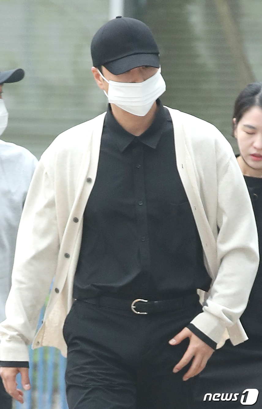 (서울=뉴스1) 권현진 기자 = 그룹 신화의 신혜성(44·본명 정필교)이 첫 공판을 위해 6일 오전 서울동부지방법원으로 들어서고 있다. 신혜성은 지난해 10월11일 서울 송파구 탄천2교 도로 한복판에서 음주측정을 거부한 혐의로 체포돼 도로교통법위반(음주측정거부) 및 자동차등불법사용 등의 혐의로 기소됐다. 2023.4.6/뉴스1 Copyright (C) 뉴스1. All rights reserved. 무단 전재 및 재배포 금지.