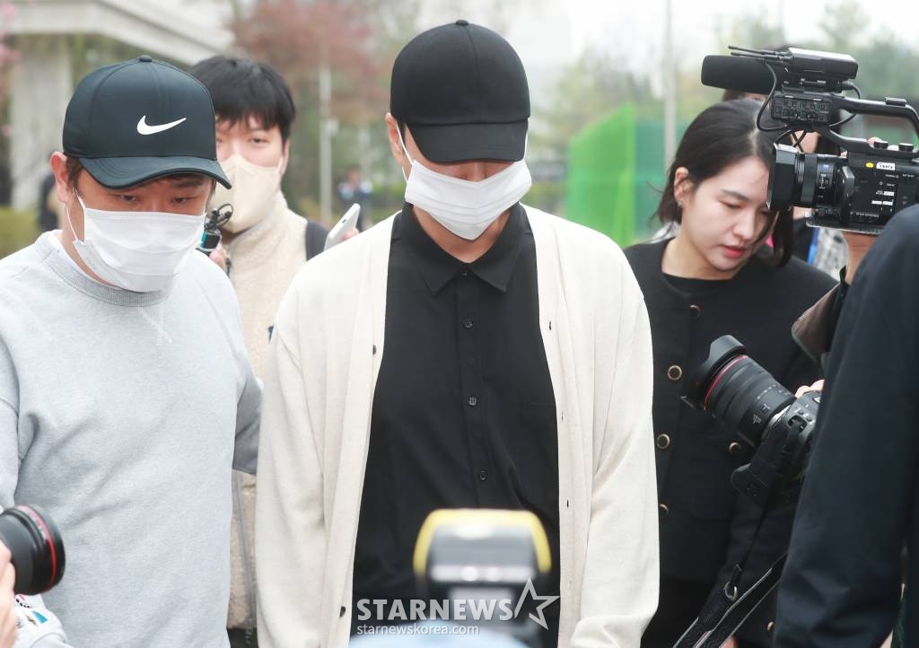 만취상태에서 남의 차량을 운전하다 경찰의 음주측정을 거부한 그룹 신화의 멤버 신혜성(본명 정필교)가 6일 오전 서울 동부지방법원에서 열린 1차 공판을 마친 뒤 법원을 나서고 있다. 신혜성은 첫 공판에서 징역 2년을 구형 받았다. /2023.04.06 /사진=이동훈 기자 photoguy@