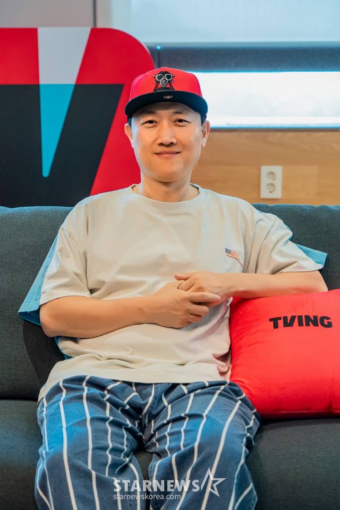 티빙 오리지널 시리즈 '방과 후 전쟁활동' 성용일 감독이 6일 오후 화상으로 진행된 인터뷰를 위해 포즈를 취하고 있다. '방과 후 전쟁활동'은 하늘을 뒤덮은 괴생명체의 공격에 맞서 싸우기 위해 입시 전쟁이 아닌 진짜 전쟁을 시작한 고3 학생들의 이야기를 그린 작품이다. / 사진제공 = 티빙 /사진=김창현 기자 chmt@