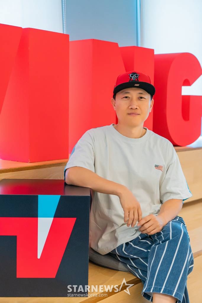티빙 오리지널 시리즈 '방과 후 전쟁활동' 성용일 감독이 6일 오후 화상으로 진행된 인터뷰를 위해 포즈를 취하고 있다. '방과 후 전쟁활동'은 하늘을 뒤덮은 괴생명체의 공격에 맞서 싸우기 위해 입시 전쟁이 아닌 진짜 전쟁을 시작한 고3 학생들의 이야기를 그린 작품이다. / 사진제공 = 티빙 /사진=김창현 기자 chmt@