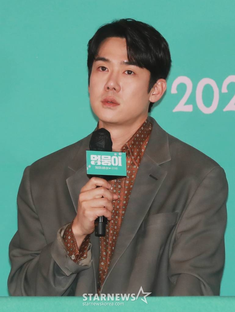 배우 유연석이 15일 오후 서울 용산구 CGV용산아이파크몰에서 진행된 영화 ‘멍뭉이(감독 김주환)’ 언론시사회 및 기자간담회에 참석해 질문에 답하고 있다. 집사 인생 조기 로그아웃 위기에 처한 '민수'와 인생 자체가 위기인 '진국', 두 형제가 사랑하는 반려견 '루니'의 완벽한 집사를 찾기 위해 면접을 시작하고, 뜻밖의 '견'명적인 만남을 이어가는 영화 '멍뭉이'는 3월 1일 개봉한다. /2023.02.15 /사진=이동훈 기자 photoguy@