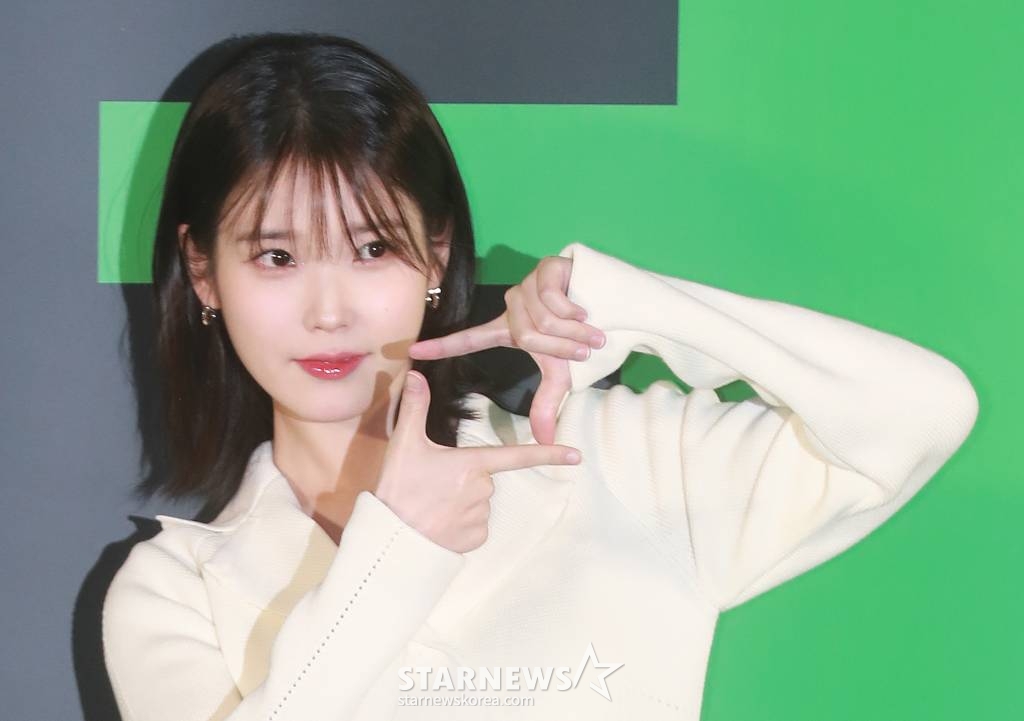 배우 아이유가 30일 오전 서울 메가박스 성수점에서 진행된 영화 '드림'(감독 이병헌) 제잘발표회에 참석해 포즈를 취하고 있다. 개념없는 전직 축구선수 홍대(박서준)와 열정 없는 PD 소민(이지은)이 오합지졸 선수들과 홈리스 월드컵에 도전하는 이야기를 유쾌하게 그린 코미디 영화 '드림'은 4월 26일 개봉한다. /2023.03.30 /사진=이동훈 기자 photoguy@