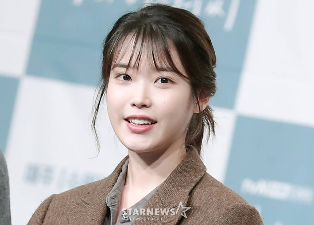 가수 아이유(본명 이지은)가 11일 오후 서울 영등포구 타임스퀘어 아모리스홀에서 열린 tvN 수목드라마 '나의 아저씨' 기자간담회에 참석해 미소를 짓고 있다. '나의 아저씨'는 삶의 무게를 버티며 살아가는 사람들이 서로를 통해 삶의 의미를 찾고 치유해가는 이야기를 그린 드라마로 현재 6회까지 방송하며 인기를 끌고 있다. /사진=김창현 기자 chmt@