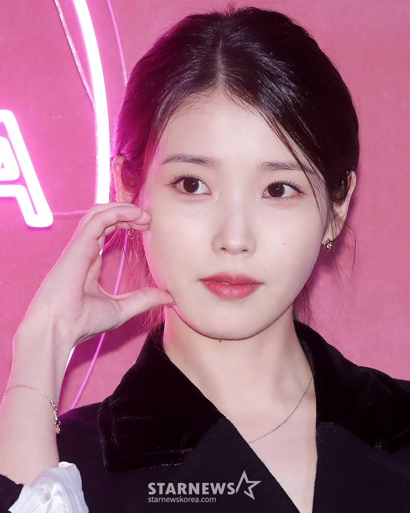 가수 아이유가 16일 오후 서울 강남구 압구정동 제이에스티나 'J'Z BAR' 팝업 스토어 오픈행사에 참석해 포즈를 취하고 있다. 2022.11.16 /사진=김창현 기자 chmt@