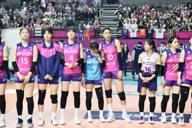 경기 후 김연경(왼쪽에서 5번째)이 아쉬워하는 김해란을 달래고 있다. /사진=KOVO