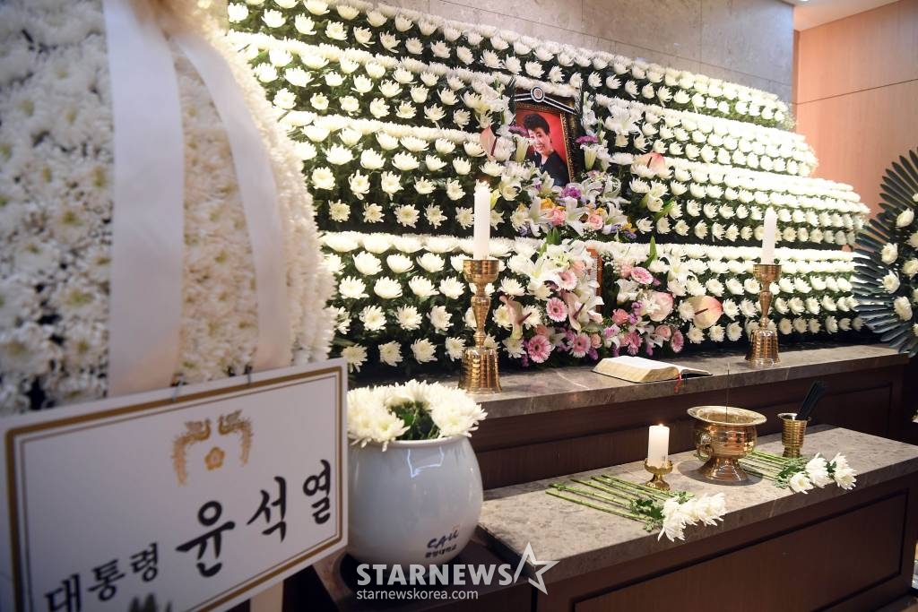 원로가수 고(故) 현미(본명 김명선)의 빈소가 7일 오전 서울 중앙대학교병원 장례식장에 차려졌다. 가수 고(故) 현미의 장례식은 사단법인 대한가수협회장으로 거행된다. 2023.04.07 사진공동취재단 /사진=김창현 기자 chmt@