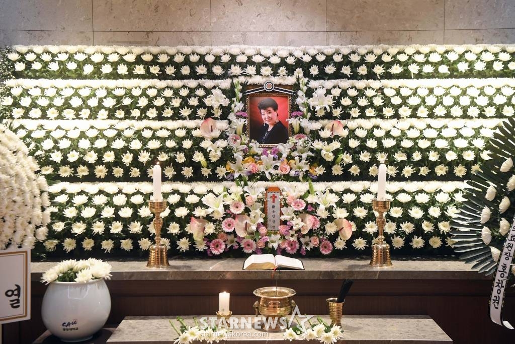 원로가수 고(故) 현미(본명 김명선)의 빈소가 7일 오전 서울 중앙대학교병원 장례식장에 차려졌다. 가수 고(故) 현미의 장례식은 사단법인 대한가수협회장으로 거행된다. 2023.04.07 사진공동취재단 /사진=김창현 기자 chmt@