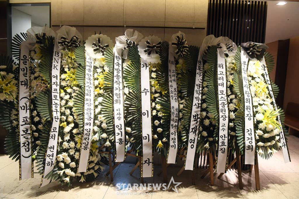 원로가수 고(故) 현미(본명 김명선)의 빈소가 7일 오전 서울 중앙대학교병원 장례식장에 차려졌다. 가수 고(故) 현미의 장례식은 사단법인 대한가수협회장으로 거행된다. 2023.04.07 사진공동취재단 /사진=김창현 기자 chmt@