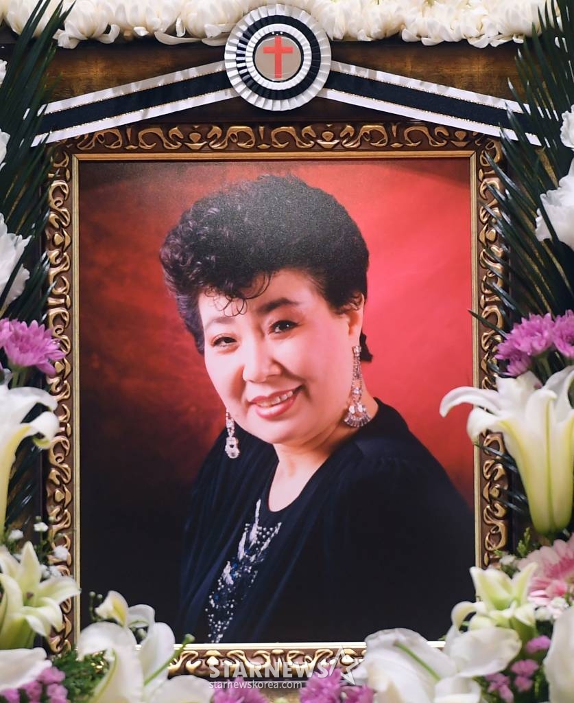 원로가수 고(故) 현미(본명 김명선)의 빈소가 7일 오전 서울 중앙대학교병원 장례식장에 차려졌다. 가수 고(故) 현미의 장례식은 사단법인 대한가수협회장으로 거행된다. 2023.04.07 사진공동취재단 /사진=김창현 기자 chmt@