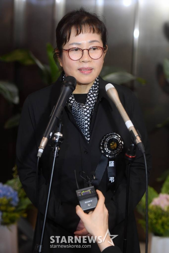 고(故) 현미의 빈소를 찾은 이자연 대한가수협회장이 현미의 빈소가 마련된 서울 동작구 흑석동 중앙대학교병원 장례식장을 찾아 인터뷰를 하고 있다. 2023.04.07 사진공동취재단 /사진=김창현 기자 chmt@