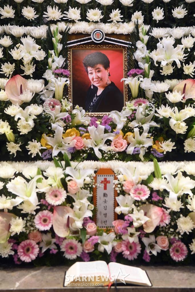 원로가수 고(故) 현미(본명 김명선)의 빈소가 7일 오전 서울 중앙대학교병원 장례식장에 차려졌다. 가수 고(故) 현미의 장례식은 사단법인 대한가수협회장으로 거행된다. 2023.04.07 사진공동취재단 /사진=김창현 기자 chmt@