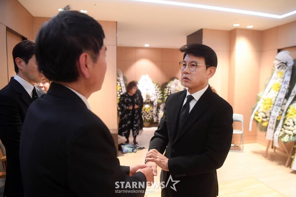 고(故) 현미의 빈소를 찾은 가수 설운도가 현미의 빈소가 마련된 서울 동작구 흑석동 중앙대학교병원 장례식장을 찾아 조문을 하고 있다. 2023.04.07 사진공동취재단 /사진=김창현 기자 chmt@