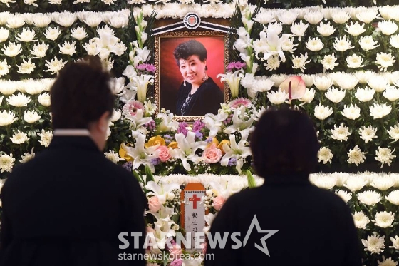원로가수 고(故) 현미(본명 김명선)의 빈소가 7일 오전 서울 중앙대학교병원 장례식장에 차려졌다. 가수 고(故) 현미의 장례식은 사단법인 대한가수협회장으로 거행된다. 2023.04.07 사진공동취재단 /사진=김창현 기자 chmt@