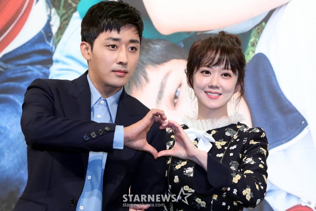 배우 조혜정과 고보결, 한보름, 장나라, 손호준, 허정민, 이이경, 장기용이 12일 오전 서울 강남구 임피리얼팰리스호텔에서 열린 KBS 2TV 새 예능드라마 '고백부부'제작발표회에 참석해 포즈를 취하고 있다.'고백부부'는 서로를 잡아먹지 못해 안달인 38살 동갑내기 앙숙 부부의 과거 청산, 인생 체인지 프로젝트를 그린 작품으로 오는 13일 오후 11시 첫 방송된다. /사진=임성균 기자 tjdrbs23@