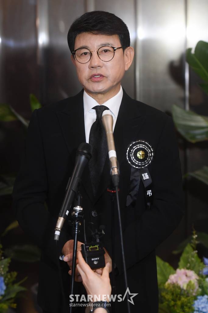 고(故) 현미의 빈소를 찾은 가수 설운도가 현미의 빈소가 마련된 서울 동작구 흑석동 중앙대학교병원 장례식장을 찾아 인터뷰를 하고 있다. 2023.04.07 사진공동취재단 /사진=김창현 기자 chmt@
