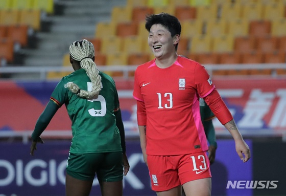 대한민국 여자축구대표팀 공격수 박은선(빨간색 유니폼 등번호 13번)이 7일 수원월드컵경기장에서 열린 잠비아와 친선경기에서 후반 추가시간 쐐기골을 넣고 기뻐하고 있다. /사진=뉴시스 제공