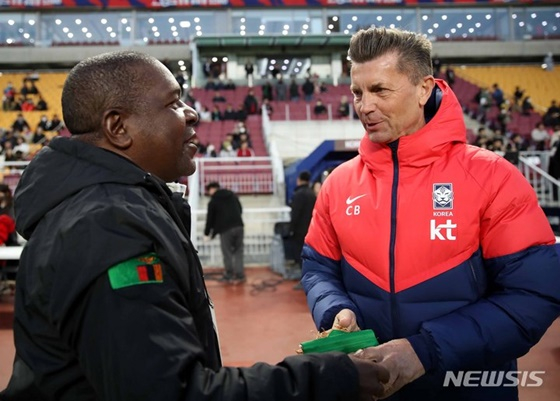브루스 음와페 잠비아 감독(왼쪽)과 콜린 벨 한국 여자축구 대표팀 감독이 7일 경기 수원월드컵경기장에서 열린 평가전을 앞두고 인사를 나누고 있다. /사진=뉴시스 제공
