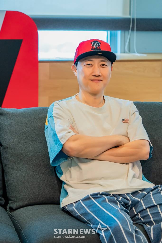 티빙 오리지널 시리즈 '방과 후 전쟁활동' 성용일 감독이 6일 오후 화상으로 진행된 인터뷰를 위해 포즈를 취하고 있다. '방과 후 전쟁활동'은 하늘을 뒤덮은 괴생명체의 공격에 맞서 싸우기 위해 입시 전쟁이 아닌 진짜 전쟁을 시작한 고3 학생들의 이야기를 그린 작품이다. / 사진제공 = 티빙 /사진=김창현 기자 chmt@