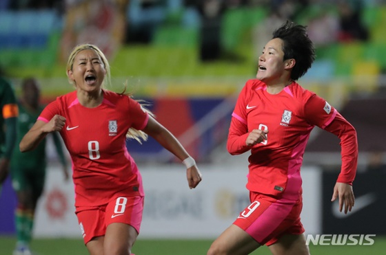대한민국 여자축구대표팀 공격수 이금민(오른쪽)이 7일 수원월드컵경기장에서 열린 잠비아와 평가전에서 역전골을 터뜨리고 세리머니를 펼치고 있다. 조소현도 이를 축하해주고 있다. /사진=뉴시스 제공