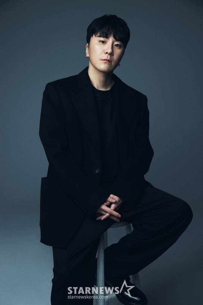 변성현 감독이 6일 오전 서울 종로구 삼청동의 한 카페에서 진행된 넷플릭스 오리지널 '길복순' 관련 인터뷰를 위해 포즈를 취하고 있다. '길복순'은 킬러가 직업인 '워킹맘' 길복순의 이야기를 다룬 작품. 지난 3월 31일 넷플릭스를 통해 공개됐다. / 사진제공 = 넷플릭스 /사진=김창현 기자 chmt@