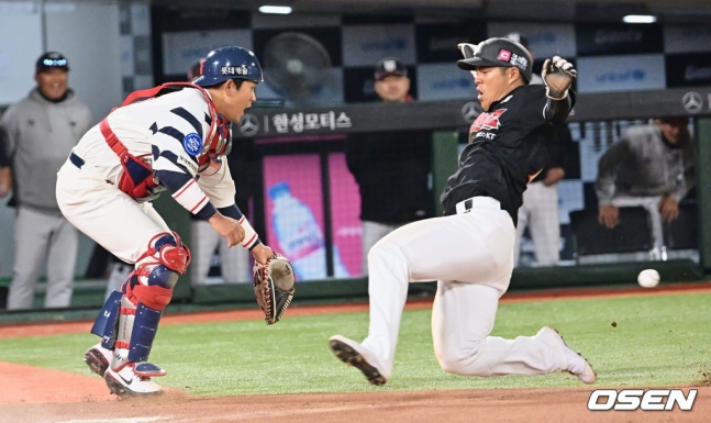 KT 위즈 조용호(오른쪽)가 7일 부산 사직야구장에서 열린 롯데 자이언츠와 2023 신한은행 SOL KBO리그 원정 경기에서 6회 김상수의 안타 때 홈으로 쇄도하고 있다.
