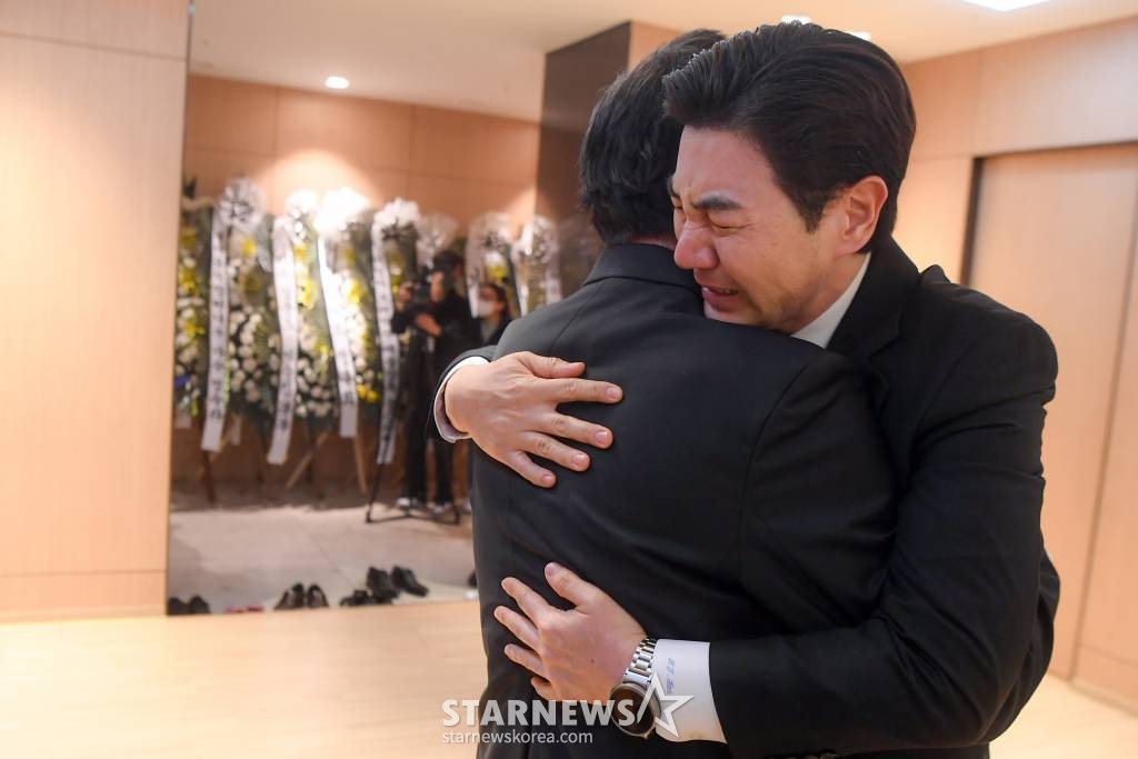 고(故) 현미의 빈소를 찾은 고인의 조카 한상진이 원로가수 현미의 빈소가 마련된 서울 동작구 흑석동 중앙대학교병원 장례식장을 찾아 아들 이영곤과 슬픔을 나누고 있다. 2023.04.07 사진공동취재단 /사진=김창현 기자 chmt@